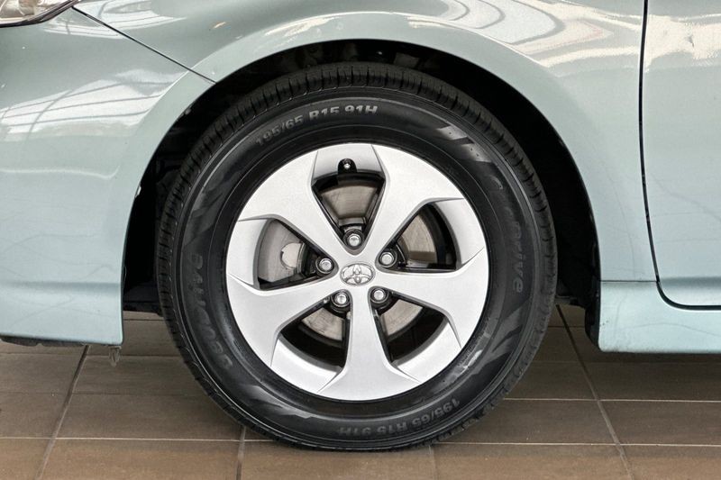 Toyota Prius Vehicle Full-screen Gallery Image 26