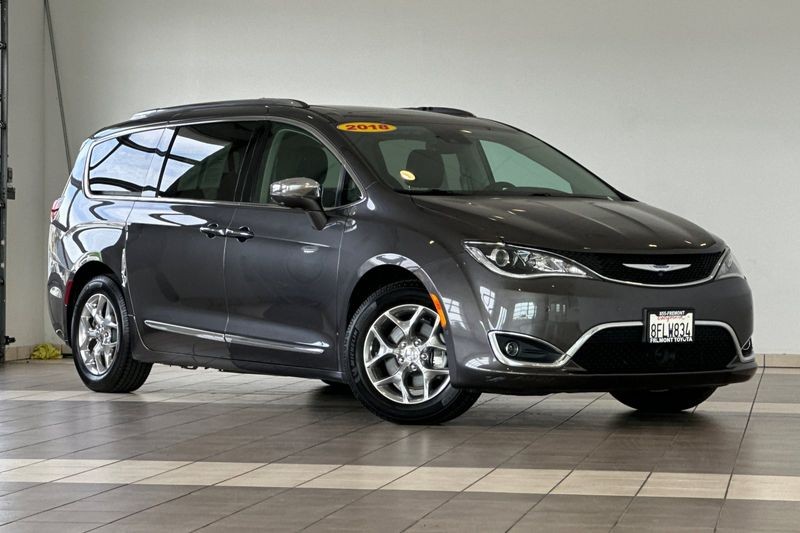 Chrysler Pacifica Vehicle Full-screen Gallery Image 02