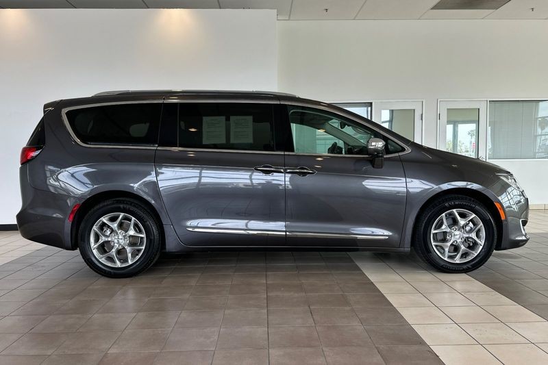 Chrysler Pacifica Vehicle Full-screen Gallery Image 03