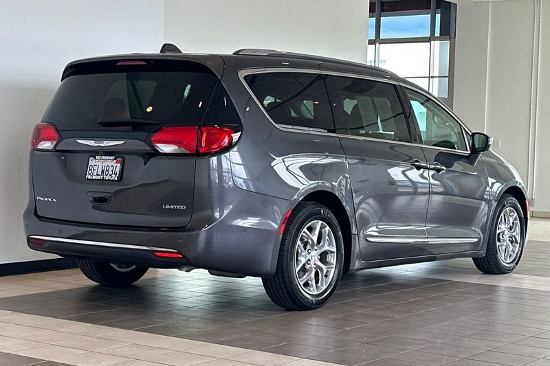 Chrysler Pacifica Vehicle Full-screen Gallery Image 04