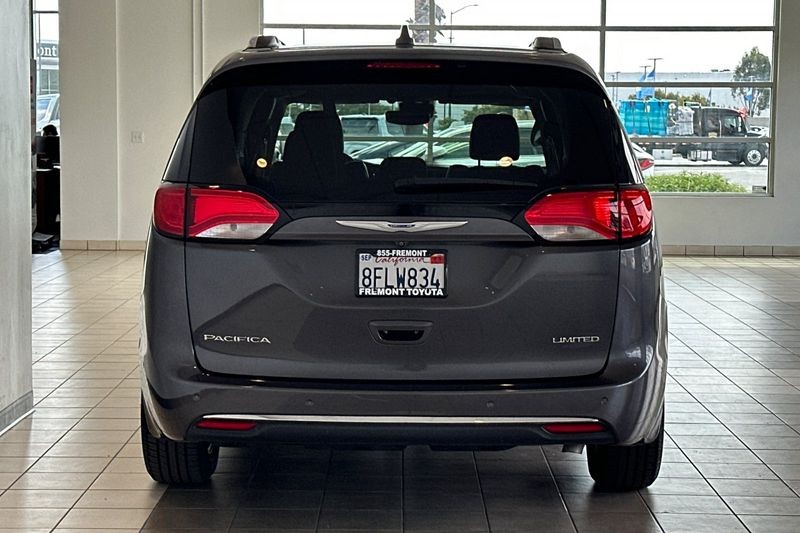 Chrysler Pacifica Vehicle Full-screen Gallery Image 05