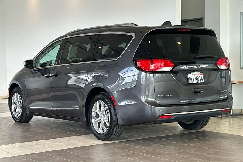 Chrysler Pacifica Vehicle Full-screen Gallery Image 06