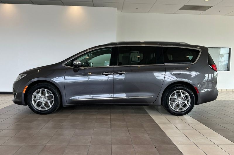 Chrysler Pacifica Vehicle Full-screen Gallery Image 07