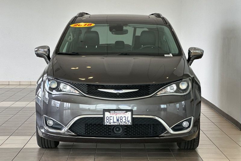 Chrysler Pacifica Vehicle Full-screen Gallery Image 09