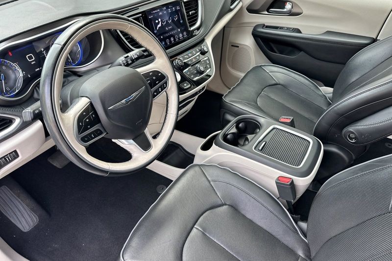 Chrysler Pacifica Vehicle Full-screen Gallery Image 10