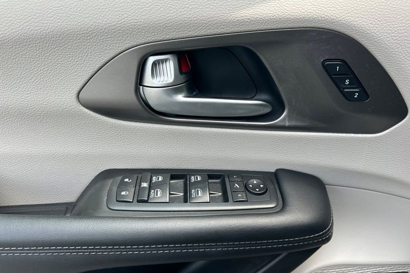 Chrysler Pacifica Vehicle Full-screen Gallery Image 11