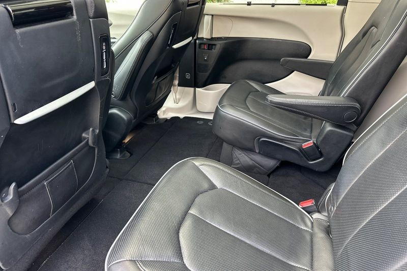 Chrysler Pacifica Vehicle Full-screen Gallery Image 12