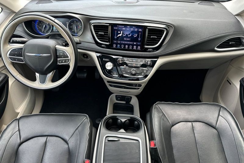Chrysler Pacifica Vehicle Full-screen Gallery Image 13