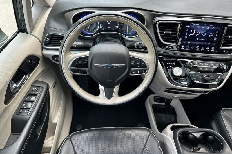 Chrysler Pacifica Vehicle Full-screen Gallery Image 14