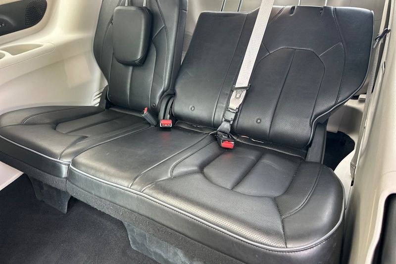 Chrysler Pacifica Vehicle Full-screen Gallery Image 15