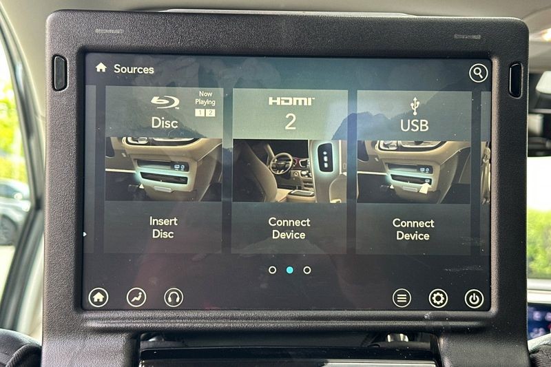 Chrysler Pacifica Vehicle Full-screen Gallery Image 16