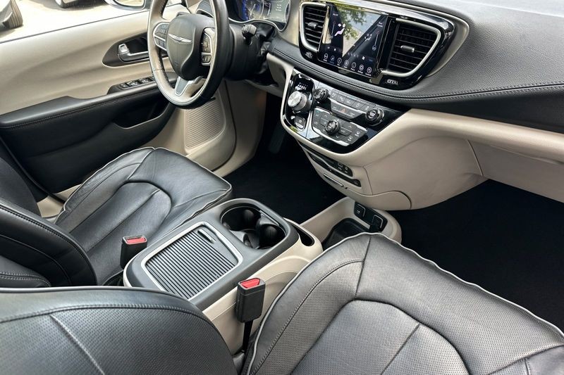 Chrysler Pacifica Vehicle Full-screen Gallery Image 18