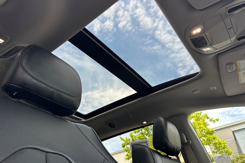 Chrysler Pacifica Vehicle Full-screen Gallery Image 19