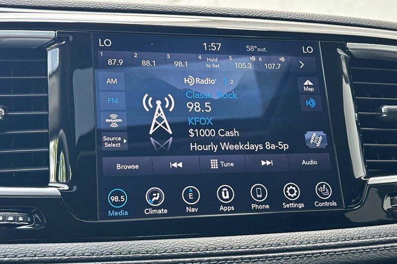 Chrysler Pacifica Vehicle Full-screen Gallery Image 20