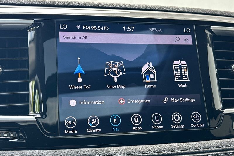 Chrysler Pacifica Vehicle Full-screen Gallery Image 21