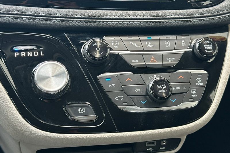 Chrysler Pacifica Vehicle Full-screen Gallery Image 23