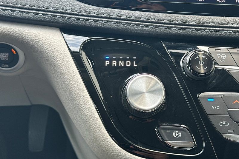 Chrysler Pacifica Vehicle Full-screen Gallery Image 24