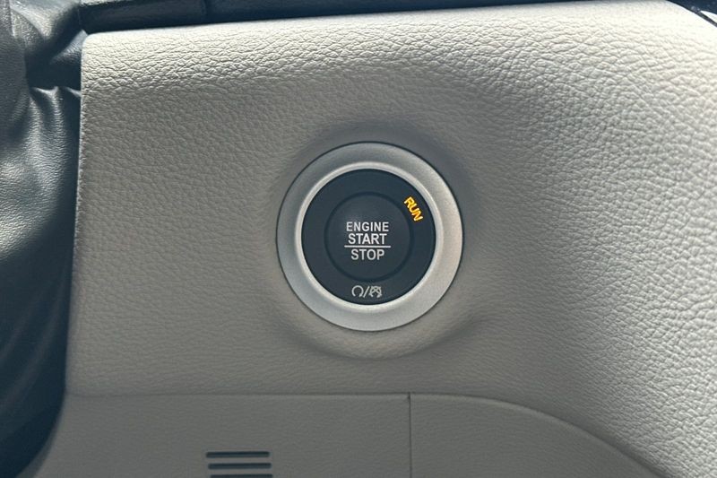 Chrysler Pacifica Vehicle Full-screen Gallery Image 25