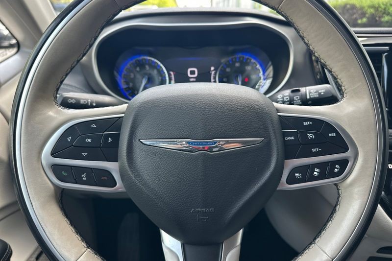 Chrysler Pacifica Vehicle Full-screen Gallery Image 26