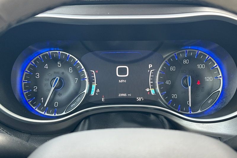 Chrysler Pacifica Vehicle Full-screen Gallery Image 27