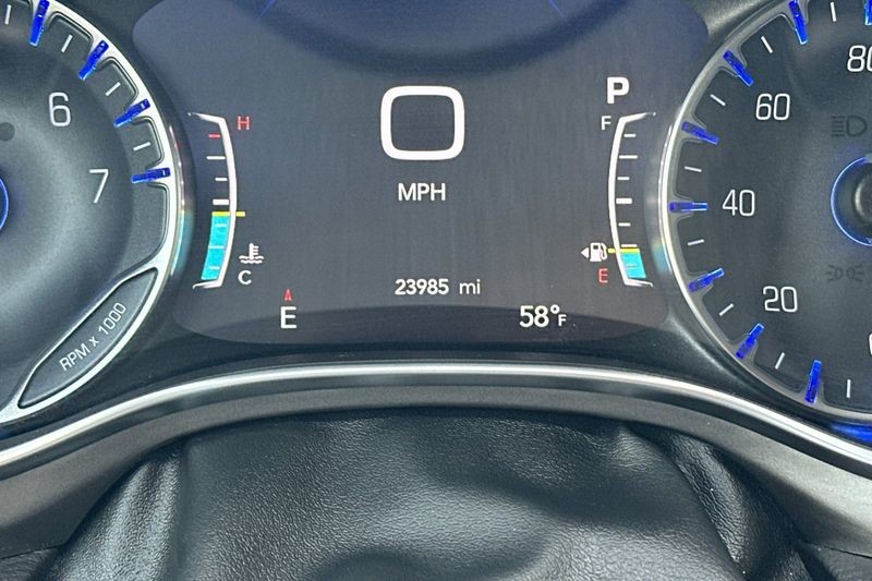 Chrysler Pacifica Vehicle Full-screen Gallery Image 28