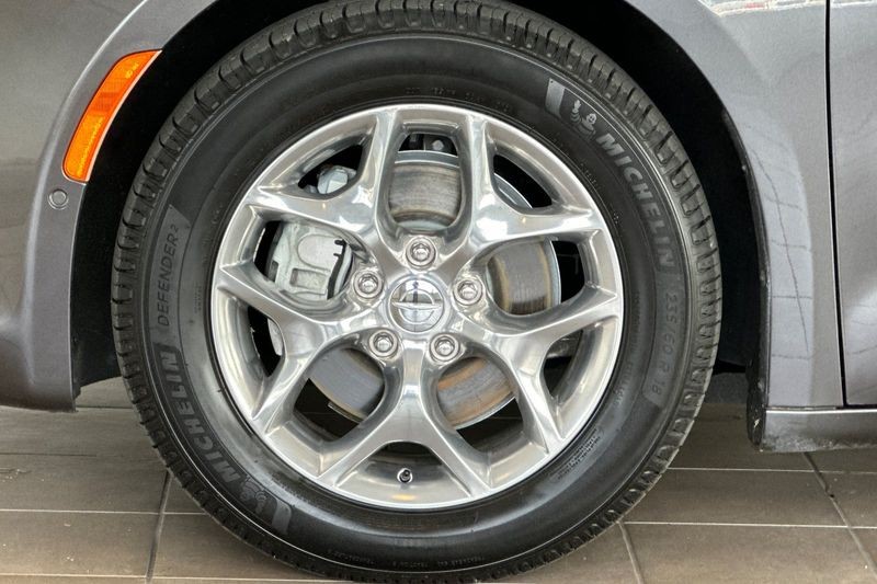 Chrysler Pacifica Vehicle Full-screen Gallery Image 29