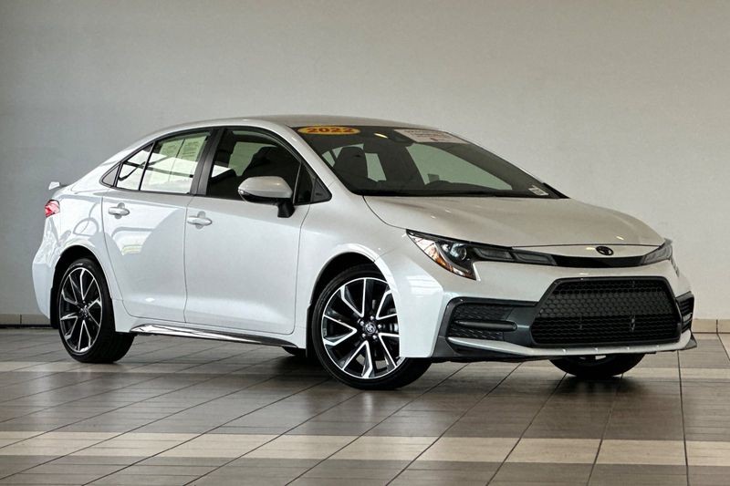 Toyota Corolla Vehicle Full-screen Gallery Image 02