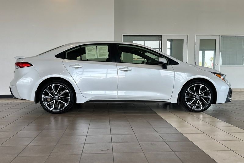 Toyota Corolla Vehicle Full-screen Gallery Image 03