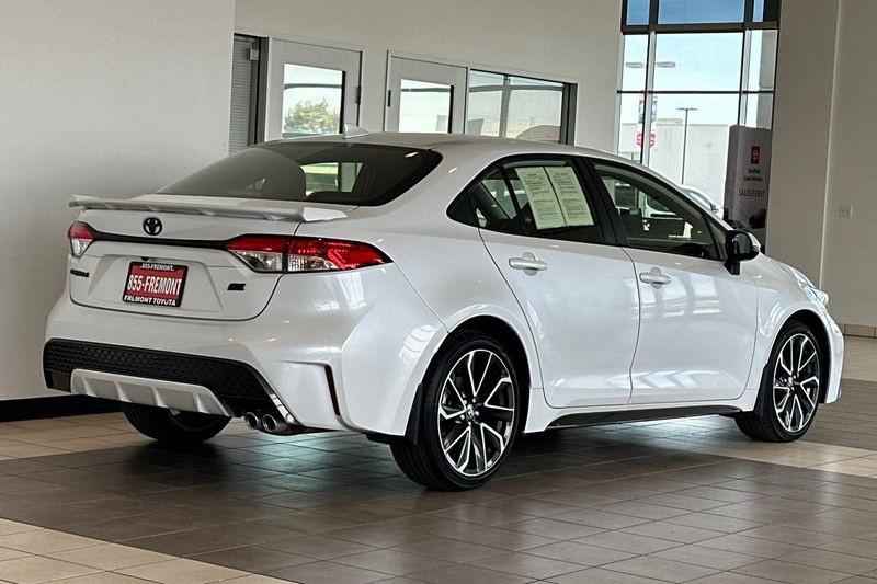 Toyota Corolla Vehicle Full-screen Gallery Image 04