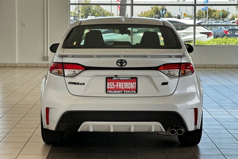 Toyota Corolla Vehicle Full-screen Gallery Image 05