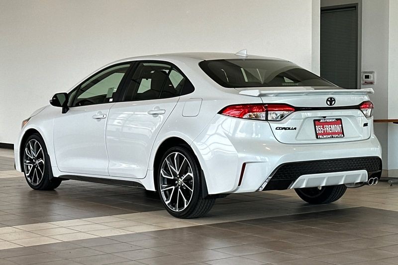 Toyota Corolla Vehicle Full-screen Gallery Image 06