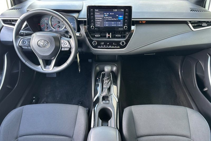 Toyota Corolla Vehicle Full-screen Gallery Image 13