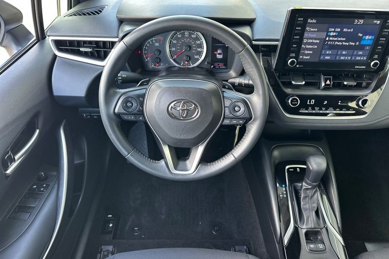 Toyota Corolla Vehicle Full-screen Gallery Image 14