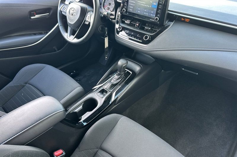 Toyota Corolla Vehicle Full-screen Gallery Image 15