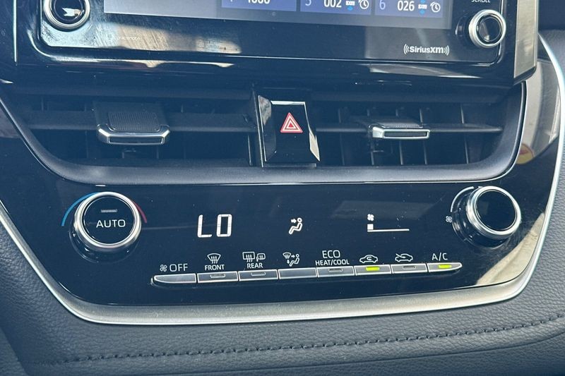 Toyota Corolla Vehicle Full-screen Gallery Image 19