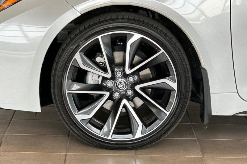 Toyota Corolla Vehicle Full-screen Gallery Image 24