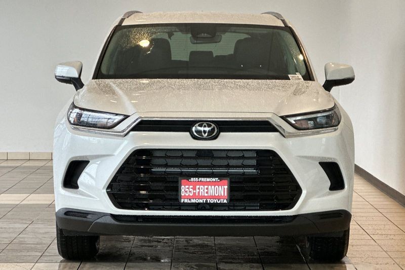 Toyota Grand Highlander Hybrid Vehicle Full-screen Gallery Image 03