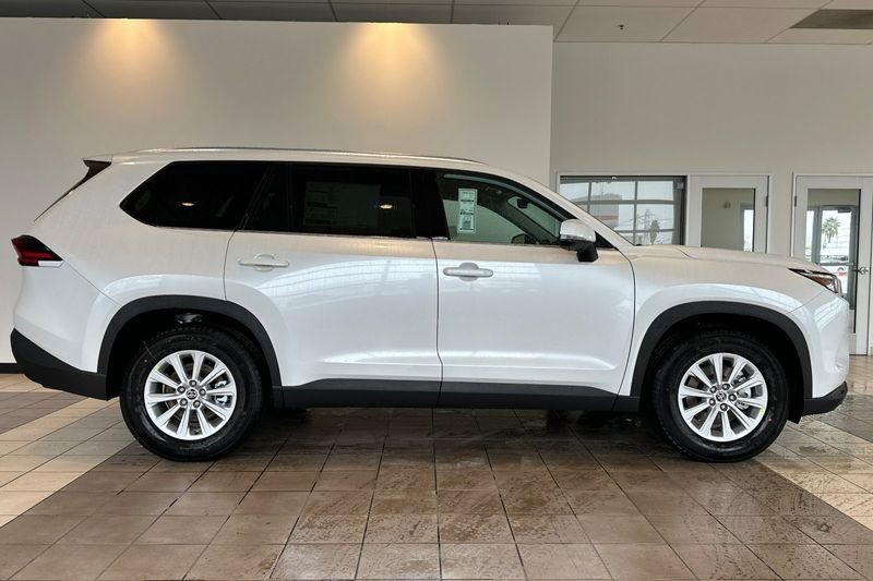 Toyota Grand Highlander Hybrid Vehicle Full-screen Gallery Image 04