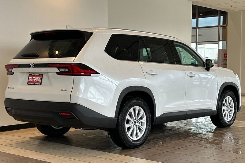 Toyota Grand Highlander Hybrid Vehicle Full-screen Gallery Image 05