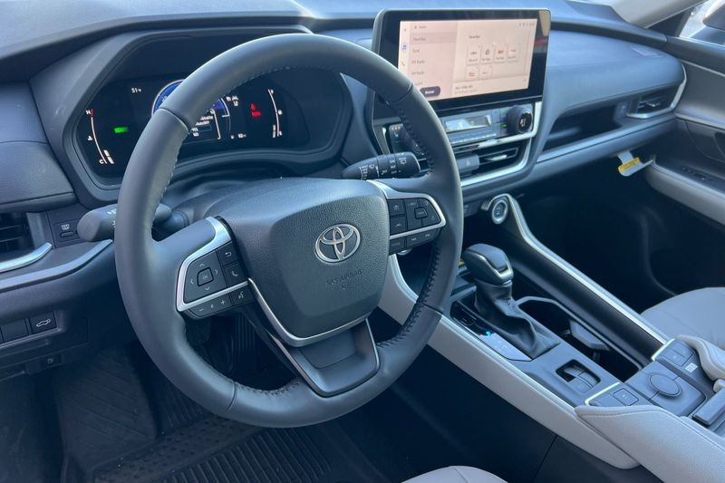 Toyota Grand Highlander Hybrid Vehicle Full-screen Gallery Image 08