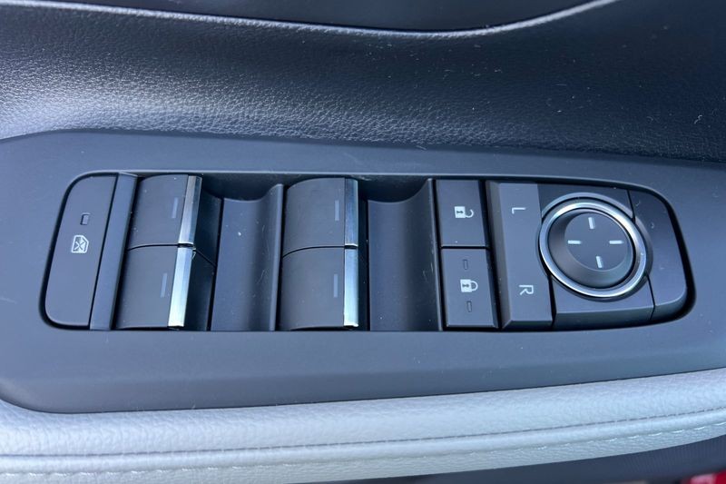 Toyota Grand Highlander Hybrid Vehicle Full-screen Gallery Image 09
