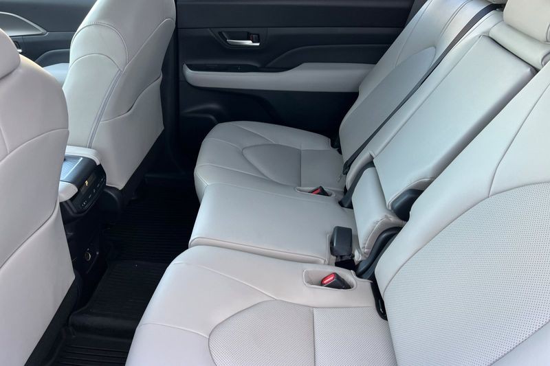 Toyota Grand Highlander Hybrid Vehicle Full-screen Gallery Image 10