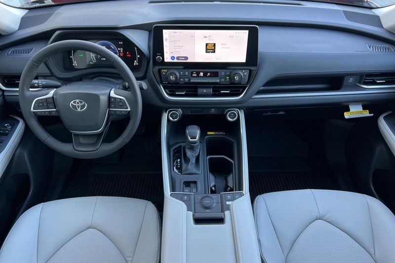 Toyota Grand Highlander Hybrid Vehicle Full-screen Gallery Image 11