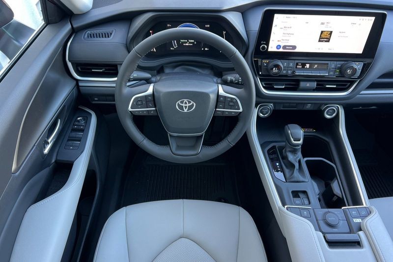 Toyota Grand Highlander Hybrid Vehicle Full-screen Gallery Image 12