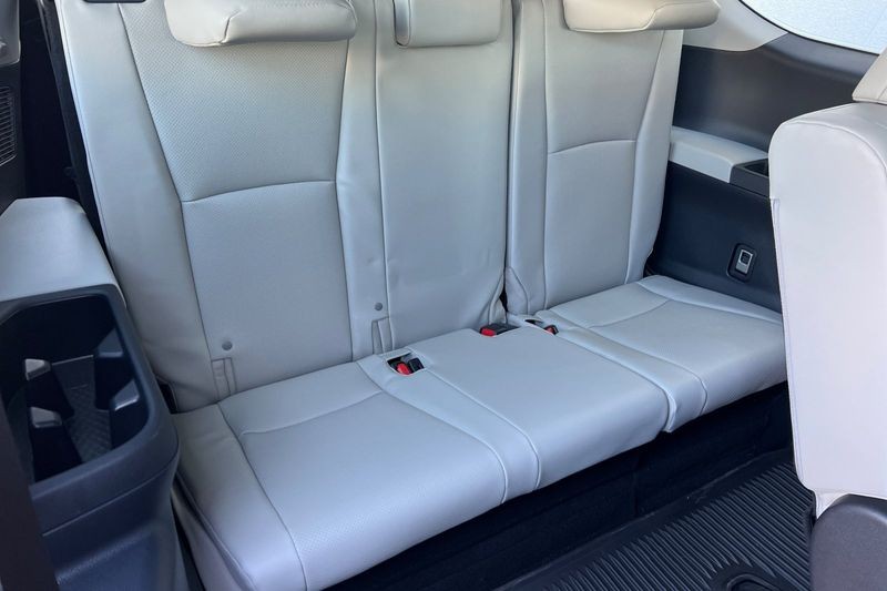 Toyota Grand Highlander Hybrid Vehicle Full-screen Gallery Image 13