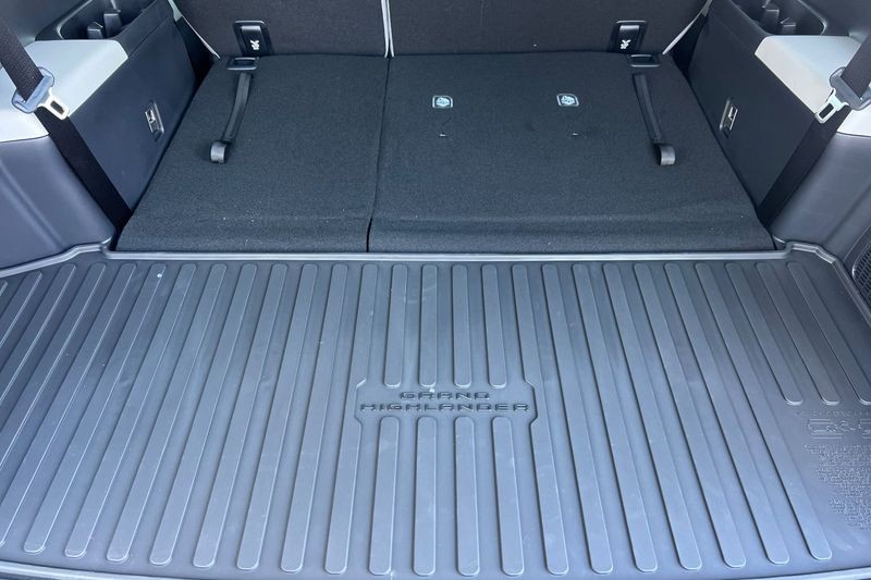 Toyota Grand Highlander Hybrid Vehicle Full-screen Gallery Image 14