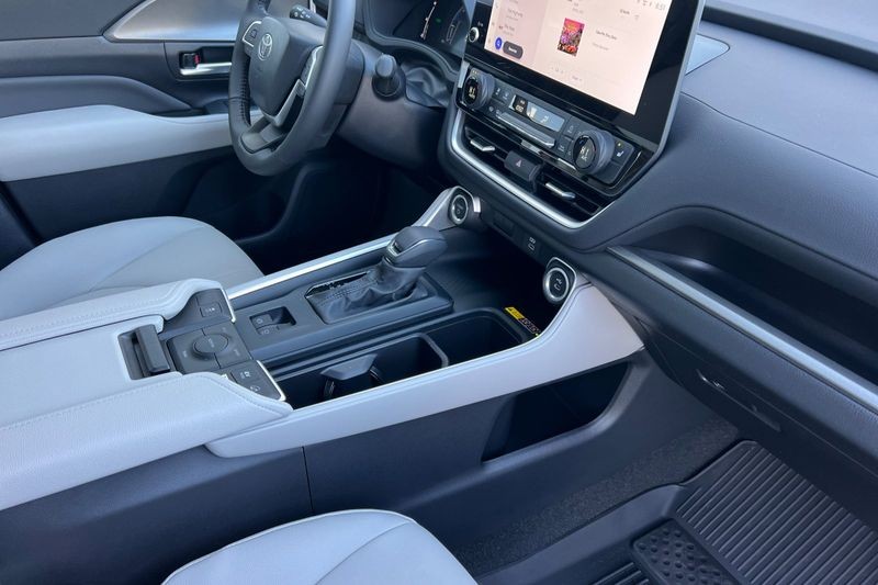 Toyota Grand Highlander Hybrid Vehicle Full-screen Gallery Image 15