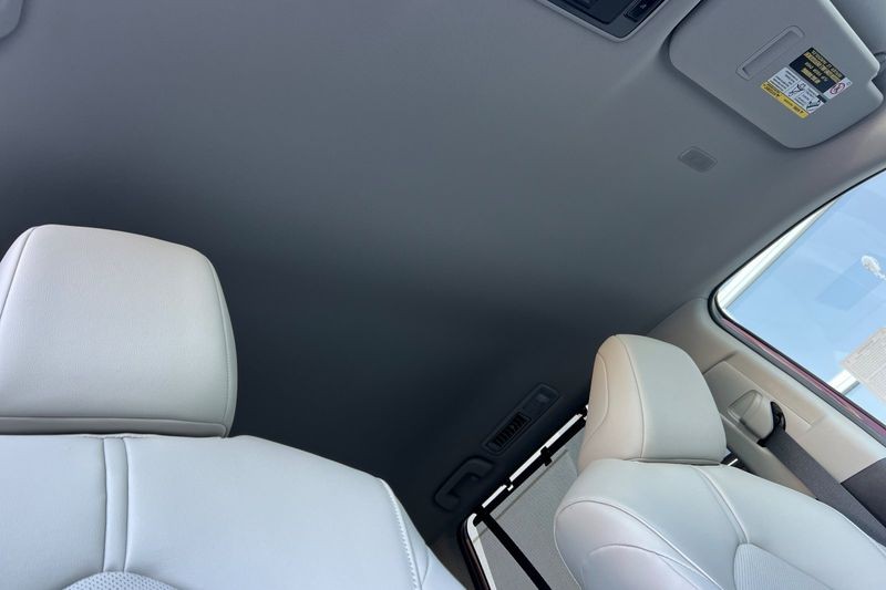 Toyota Grand Highlander Hybrid Vehicle Full-screen Gallery Image 16