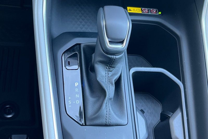 Toyota Grand Highlander Hybrid Vehicle Full-screen Gallery Image 20
