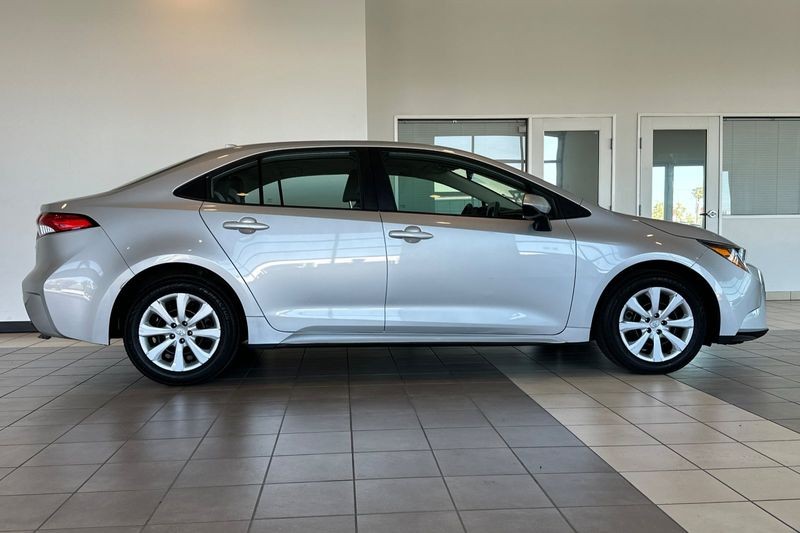 Toyota Corolla Vehicle Full-screen Gallery Image 03